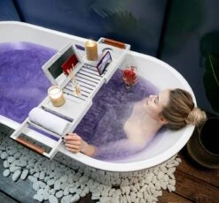 RelaxTub® Badplank - Badplank Voor In Bad - Badrek - Verstelbaar - Anti Slip - Badplank Wit - Badplank Hout - Badrekje Inclusief Boekenhouder, Tablethouder & Spiegel -Badkamerproducten Winkel 1200x1117 2