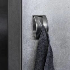 QUVIO Handdoek Houder RVS - Handdoek Of Theedoek Klem Met Plakstrip Voor In Keuken, Badkamer, Toilet Of Bijkeuken - Strak Design En Geen Schroeven Nodig - Staal - Klem - Theedoek -Badkamerproducten Winkel 1200x1200 1247