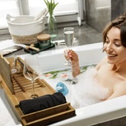 Regno Badplank Voor In Bad - Met Badkussen - Uitschuifbaar En Waterbestendig Badrek - IPad En Glashouder -Badkamerproducten Winkel 1200x1200 1927