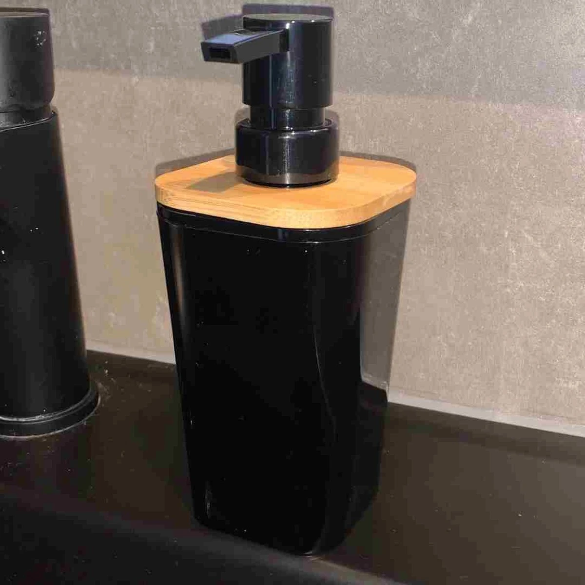 Bamboe Zeepdispenser - Bamboe Zeeppompje - Zeepdispenser - Zeeppompje - Zeepdispenser Zwart - Zeepdispensers - Zeeppomp - Formaat 18 X 7.5 X 7.5 Cm 4 Bamboe Zeepdispenser - Bamboe Zeeppompje - Zeepdispenser - Zeeppompje - Zeepdispenser Zwart - Zeepdispensers - Zeeppomp - Formaat 18 X 7.5 X 7.5 Cm - Afbeelding 2