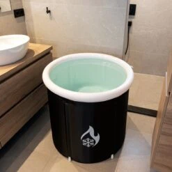Opvouwbaar Zitbad Voor Volwassenen - Bath Bucket - Ijsbad - Inklapbaar Bad - Zwart - Opblaasbad - Inclusief Voetpomp - Inclusief Ingebouwd Zitkussen -Badkamerproducten Winkel 1200x1200 2084