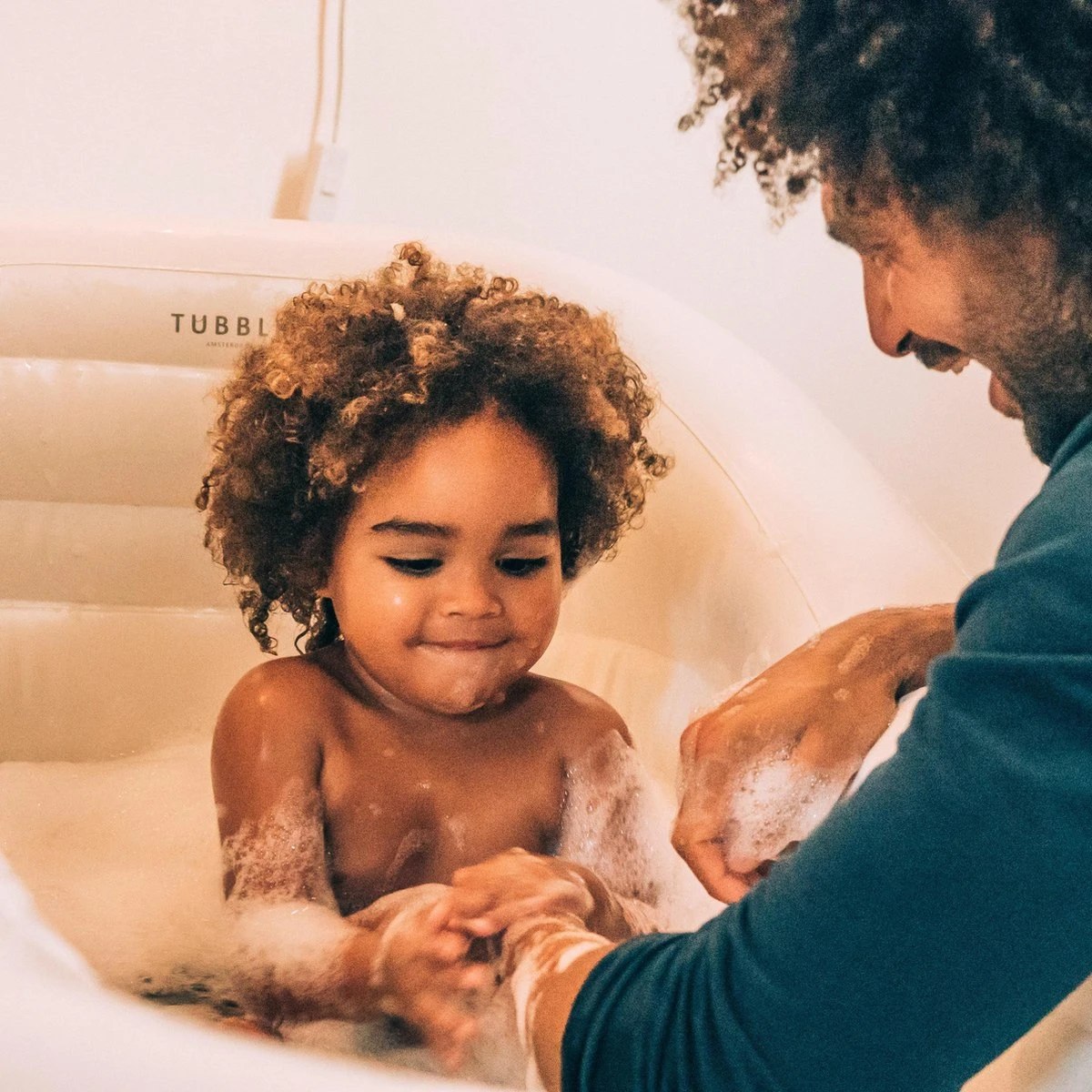 Tubble® Royale Air Bath - 255L - Ambient Taupe - Opblaasbaar Ligbad – Voor Volwassenen 11 Tubble® Royale Air Bath - 255L - Ambient Taupe - Opblaasbaar Ligbad – Voor Volwassenen - Afbeelding 9