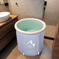 Zitbad Voor Volwassenen - Bath Bucket - Ijsbad - Ice Bath - Inklapbaar Bad - Wim Hof Methode - Opblaasbaarbad - Inclusief Voetpomp - Inclusief Ingebouwd Zitkussen - Grijs 19 Zitbad Voor Volwassenen - Bath Bucket - Ijsbad - Ice Bath - Inklapbaar Bad - Wim Hof Methode - Opblaasbaarbad - Inclusief Voetpomp - Inclusief Ingebouwd Zitkussen - Grijs -Badkamerproducten Winkel 1200x1200 2208