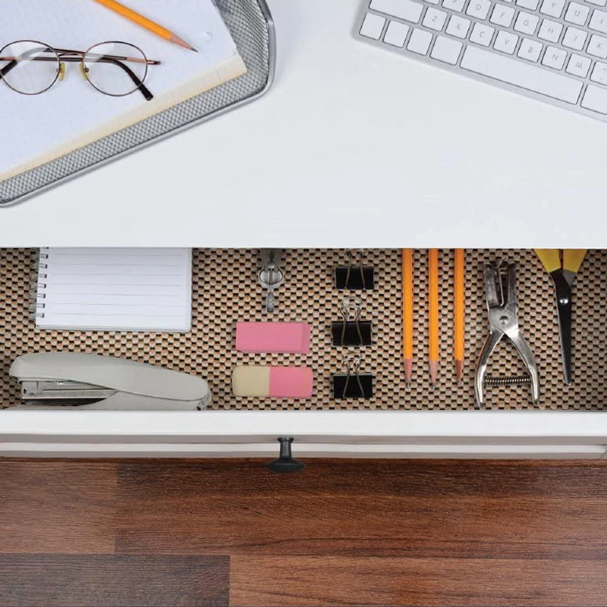 SWILIX ® Antislipmat Voor Kasten En Lades, Douchemat - Badkamermat - Badmat, Dienblad, Vloer - 4 Meter Rol - Anti Slip Mat - 400 X 30 Cm - Beige 11 SWILIX ® Antislipmat Voor Kasten En Lades, Douchemat - Badkamermat - Badmat, Dienblad, Vloer - 4 Meter Rol - Anti Slip Mat - 400 X 30 Cm - Beige - Afbeelding 9