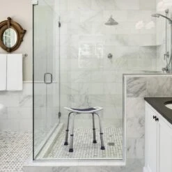 Sanicraft® Douchekruk - In Hoogte Verstelbaar - Douchekrukje - Roestvrij - 150kg Draagkracht - Comfortabel Zitkussen - Inclusief Douchekophouder, Handgrepen, Anti Slip Poten -Badkamerproducten Winkel 1200x1200 2286