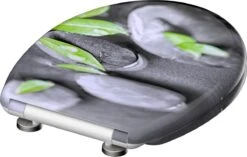 SCHÜTTE WC-Bril 82374 STONE - Duroplast - Soft Close - Afklikbaar - RVS-Scharnieren - Decor - 3-zijdige Print 20 SCHÜTTE WC-Bril 82374 STONE - Duroplast - Soft Close - Afklikbaar - RVS-Scharnieren - Decor - 3-zijdige Print -Badkamerproducten Winkel 1200x761 6