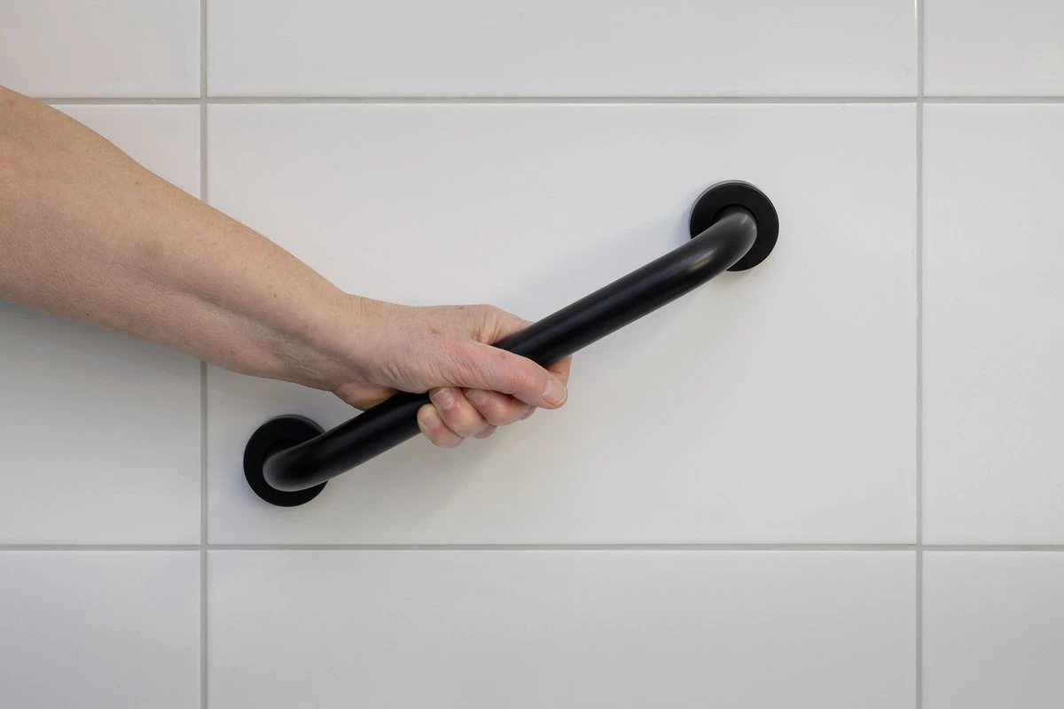 Highport Handgreep Zwart Voor Bad Of Douche - Sterke Metalen Wandgreep -Wandbeugel 30,5 Cm - Zwarte Aluminium Handgreep - Wandgreep Voor Badkamer - Douche - Toilet - Toiletbeugel - Badgreep - Douchegreep - Inclusief Ophangmateriaal 6 Highport Handgreep Zwart Voor Bad Of Douche - Sterke Metalen Wandgreep -Wandbeugel 30,5 Cm - Zwarte Aluminium Handgreep - Wandgreep Voor Badkamer - Douche - Toilet - Toiletbeugel - Badgreep - Douchegreep - Inclusief Ophangmateriaal - Afbeelding 4