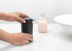 Brabantia ReNew Zeepdispenser - 250 Ml - Dark Grey 15 Brabantia ReNew Zeepdispenser - 250 Ml - Dark Grey -Badkamerproducten Winkel 1200x841 3