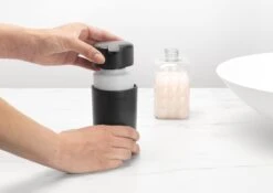 Brabantia ReNew Zeepdispenser - 250 Ml - Dark Grey 16 Brabantia ReNew Zeepdispenser - 250 Ml - Dark Grey -Badkamerproducten Winkel 1200x848 3