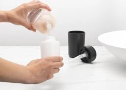 Brabantia ReNew Zeepdispenser - 250 Ml - Dark Grey 17 Brabantia ReNew Zeepdispenser - 250 Ml - Dark Grey -Badkamerproducten Winkel 1200x861 4