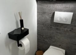 NIRAX WC Rolhouder – Toiletrolhouder - Zwart - RVS - Met Bakje Voor Vochtig Toiletpapier - Zonder Boren - Zelfklevend - Toilet Accessoires - Badkamer Accessoire - Toiletpapier Houder -Badkamerproducten Winkel 1200x874 1