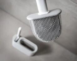 Lopoleis WC Borstel – Toiletborstel – Gesloten Bodem – WC Borstel Met Randreiniger – Siliconen – Grijs – WC Borstel Met Houder – Vrijstaand – Hangend – WC Borstel En Houder -Badkamerproducten Winkel 1200x959