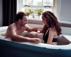 Tubble® Royale Opblaasbaar Ligbad - Blue Lagoon – Opvouwbaar Bad Voor Volwassenen Tot 188cm - IJsbad Wim Hof Methode - Zitbad - 255L -Badkamerproducten Winkel 1200x972 1