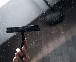 Douchewisser Zwart Met Ophangsysteem- Badkamer Accessoires- Raamwisser- Trekker Douche- Silicone- 21cm X 16cm -Badkamerproducten Winkel 1200x987