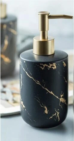 SIEPS Zeepdispenser - Zeeppompje Zwart & Goud - Vrijstaand 400 ML Zeephouder - Keramiek -Badkamerproducten Winkel 631x1200 2