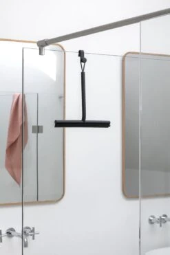 Brabantia ReNew Douchewisser - Met Deurhaak - Dark Grey 6 Brabantia ReNew Douchewisser - Met Deurhaak - Dark Grey -Badkamerproducten Winkel 799x1200 18