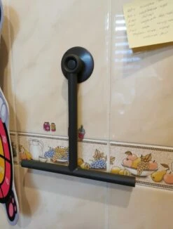 Douche Wisser Met Zuignap - Zwart - Raam Wisser - Raam Trekker - Badkamer Trekker - Badkamer Wisser -Badkamerproducten Winkel 910x1200 1