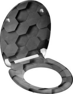 SCHÜTTE WC-Bril 82392 GREY HEXAGONS - Duroplast - Soft Close - Afklikbaar - RVS-Scharnieren - Decor - 3-zijdige Print -Badkamerproducten Winkel 929x1200 1
