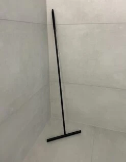 Vloerwisser - RVS - Vloertrekker Met Steel - Badkamer - Douchewisser Zwart - Douchetrekker -Badkamerproducten Winkel 938x1200