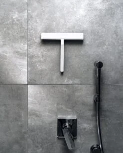 Douchewisser Wit Met Magneetstrip - Badkamer Accessoires - Raamwisser - Trekker Douche - Silicone - 21cm X 20cm -Badkamerproducten Winkel 960x1200 10