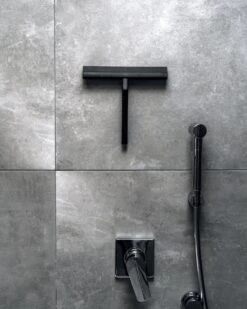 Douchewisser Zwart Met Magneetstrip - Badkamer Accessoires - Raamwisser - Trekker Douche - Silicone - 21cm X 20cm 19 Douchewisser Zwart Met Magneetstrip - Badkamer Accessoires - Raamwisser - Trekker Douche - Silicone - 21cm X 20cm -Badkamerproducten Winkel 960x1200 13