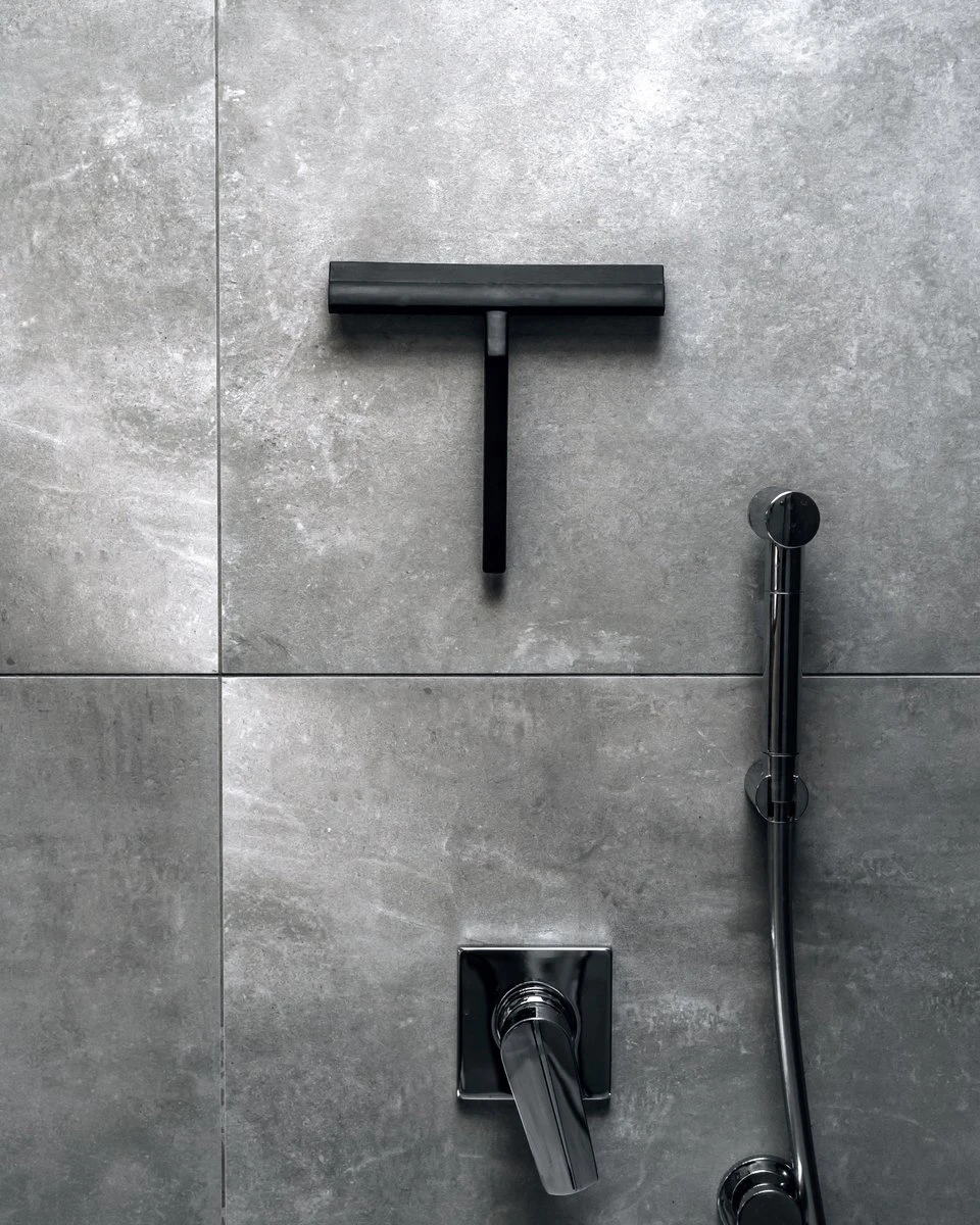 Douchewisser Zwart Met Magneetstrip - Badkamer Accessoires - Raamwisser - Trekker Douche - Silicone - 21cm X 20cm 8 Douchewisser Zwart Met Magneetstrip - Badkamer Accessoires - Raamwisser - Trekker Douche - Silicone - 21cm X 20cm - Afbeelding 6